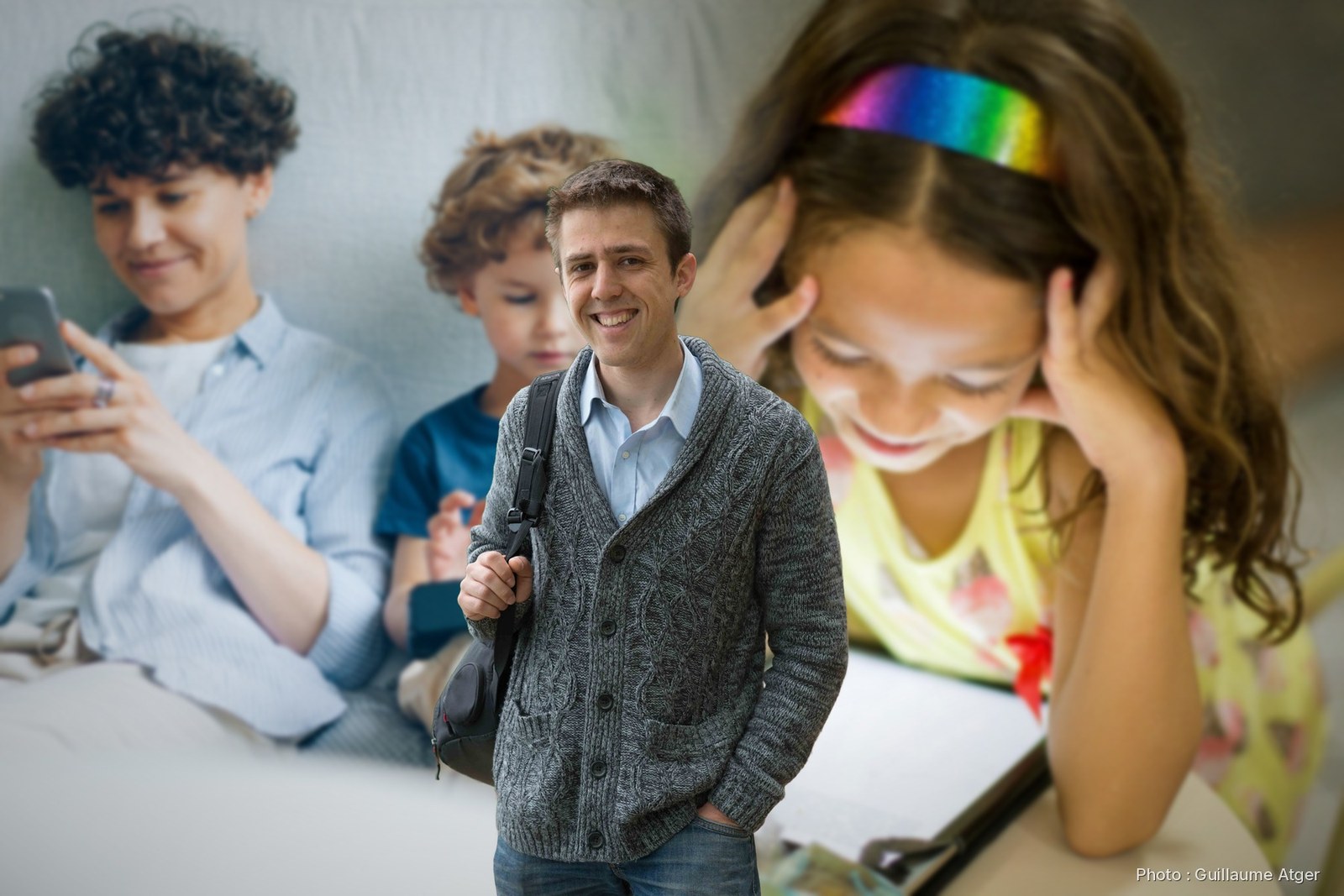 Antonin Atger devant une famille sur un canapé, chacun sur son écran, et une enfant penchée sur une tablette