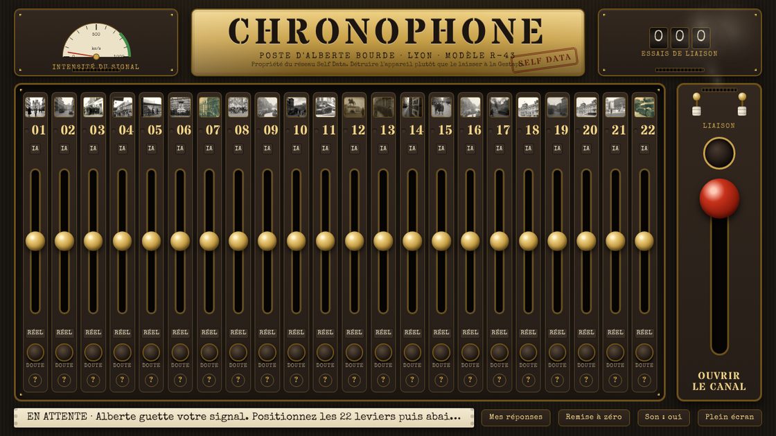 Le Chronophone R-43 : vingt-deux leviers sous des photos d'archives et une manette rouge pour ouvrir le canal