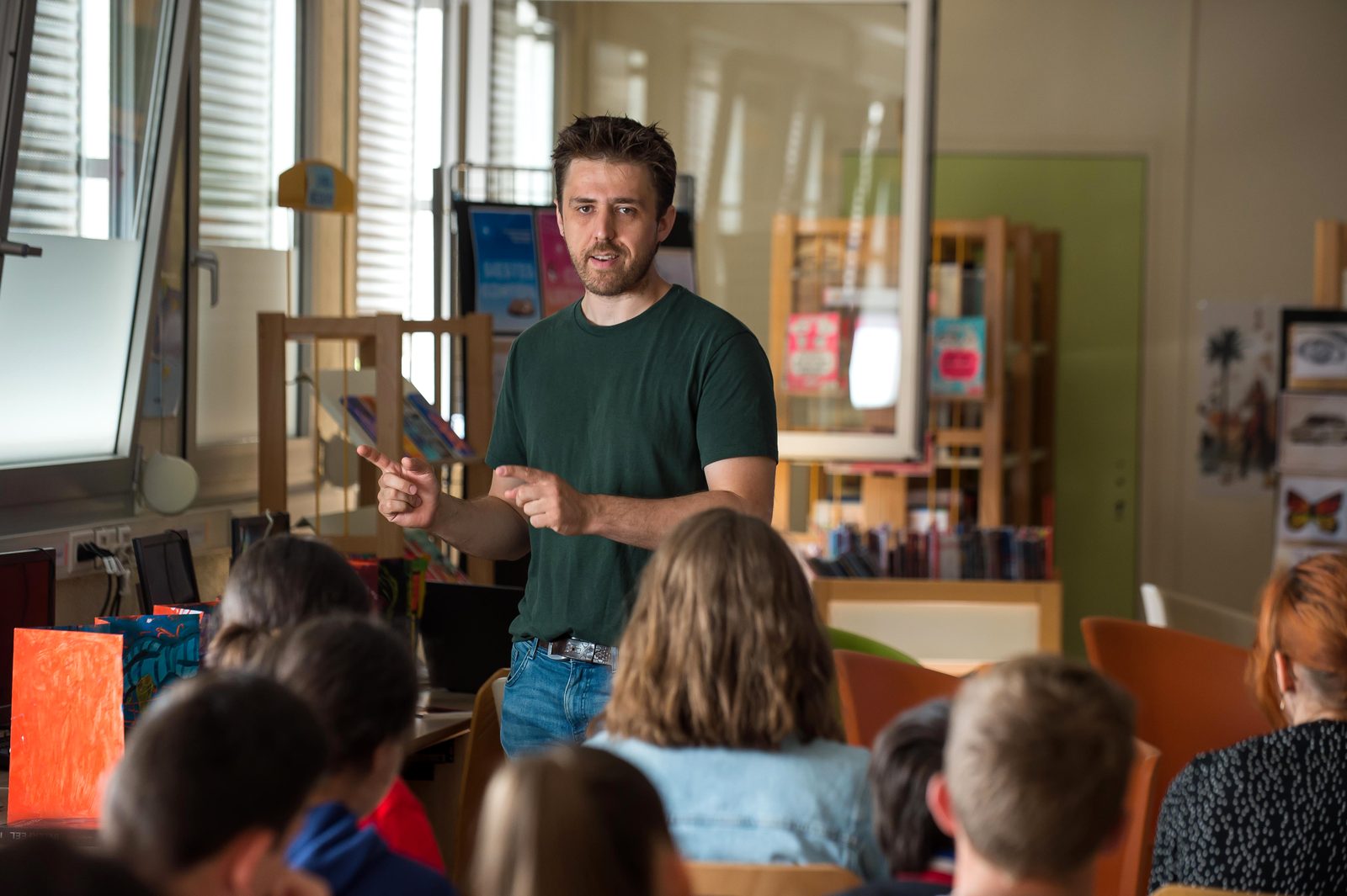 Antonin Atger en intervention devant une classe