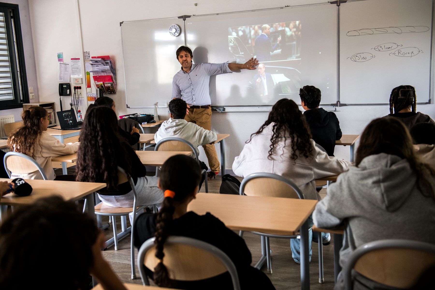 Antonin Atger devant une classe de collège, vue depuis le fond de la salle
