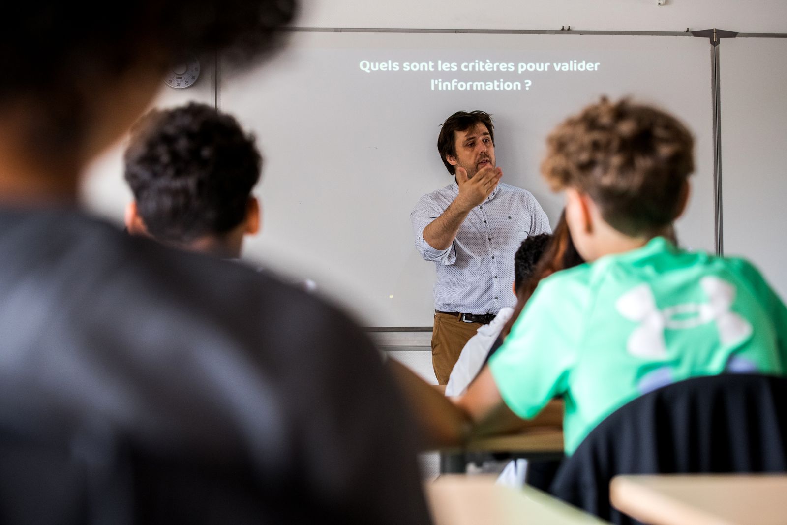 Antonin Atger devant la question « Quels sont les critères pour valider l'information ? »